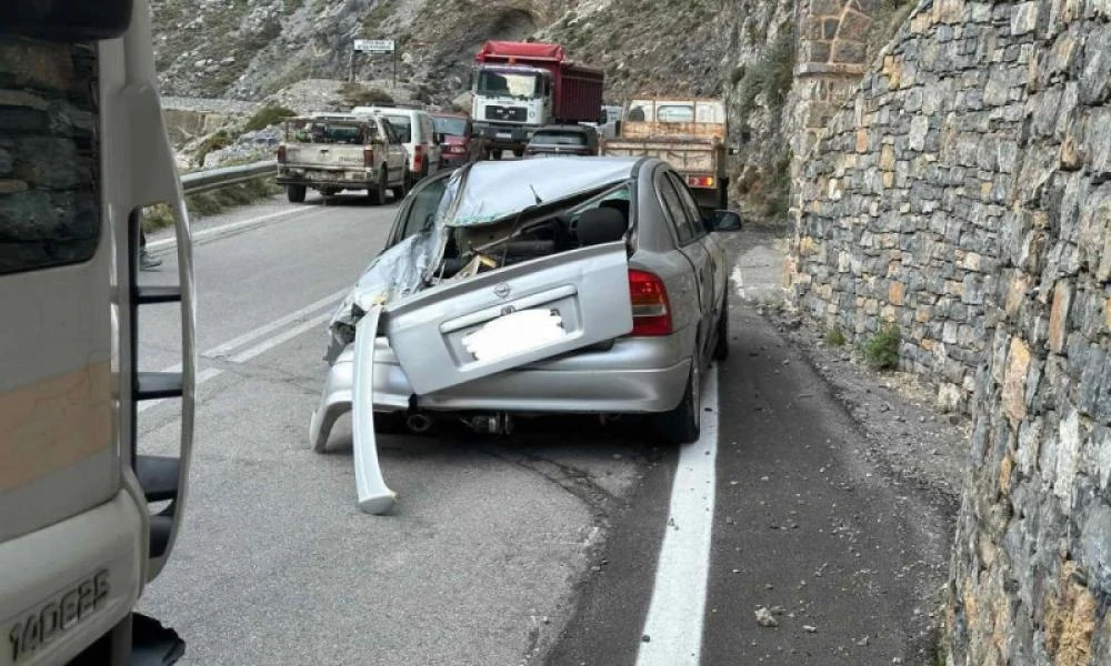 Τεράστιοι βράχοι "διέλυσαν" αυτοκίνητο στην Κρήτη-Άγιο είχαν οι επιβαίνοντες (Εικόνες)